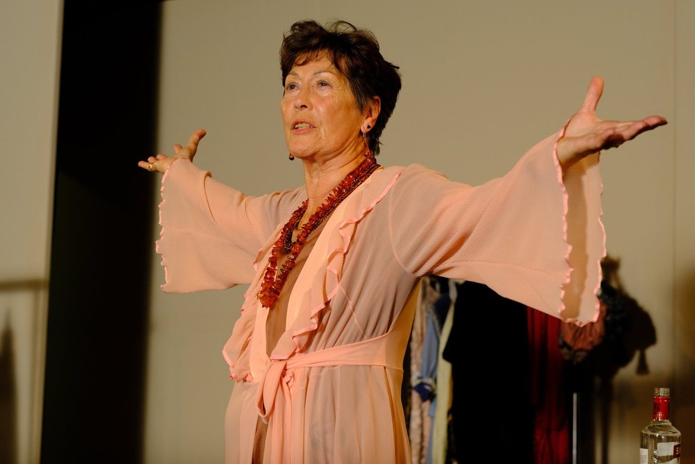 DIVEN STERBEN EINSAM (und erst, wenn sie gut ausgeleuchtet sind)