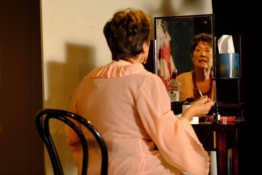 DIVEN STERBEN EINSAM (und erst, wenn sie gut ausgeleuchtet sind)